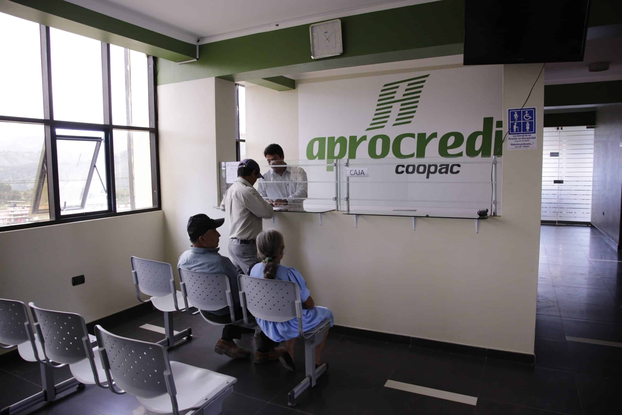 Miembros de APROCASSI, una cooperativa cafetera de Perú, hacen cola para solicitar un crédito del fondo de crédito interno de la cooperativa.