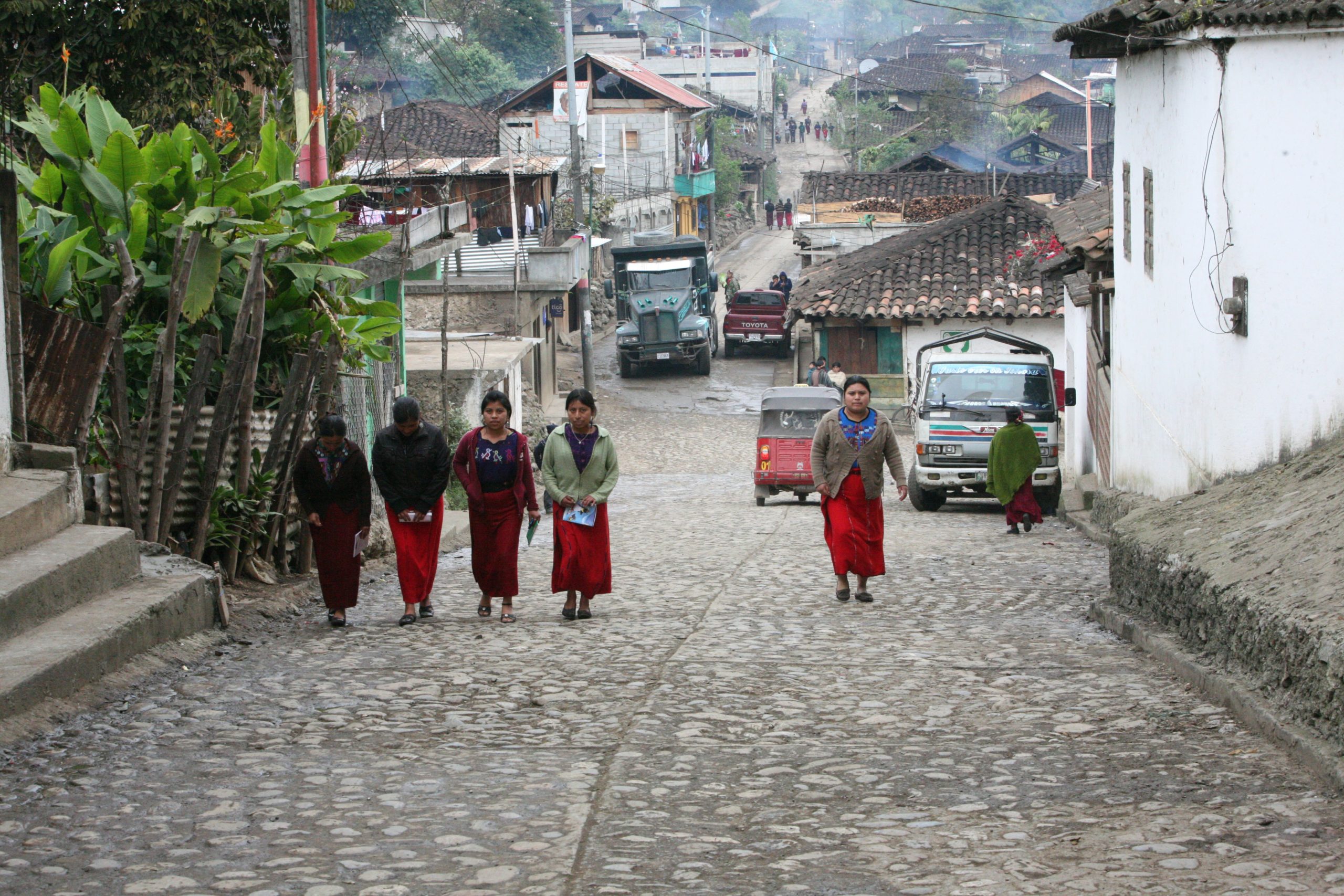 Una escena callejera en Chajul, Guatemala, donde se encuentra la Asociación Chajulense. © Sean Hawkey