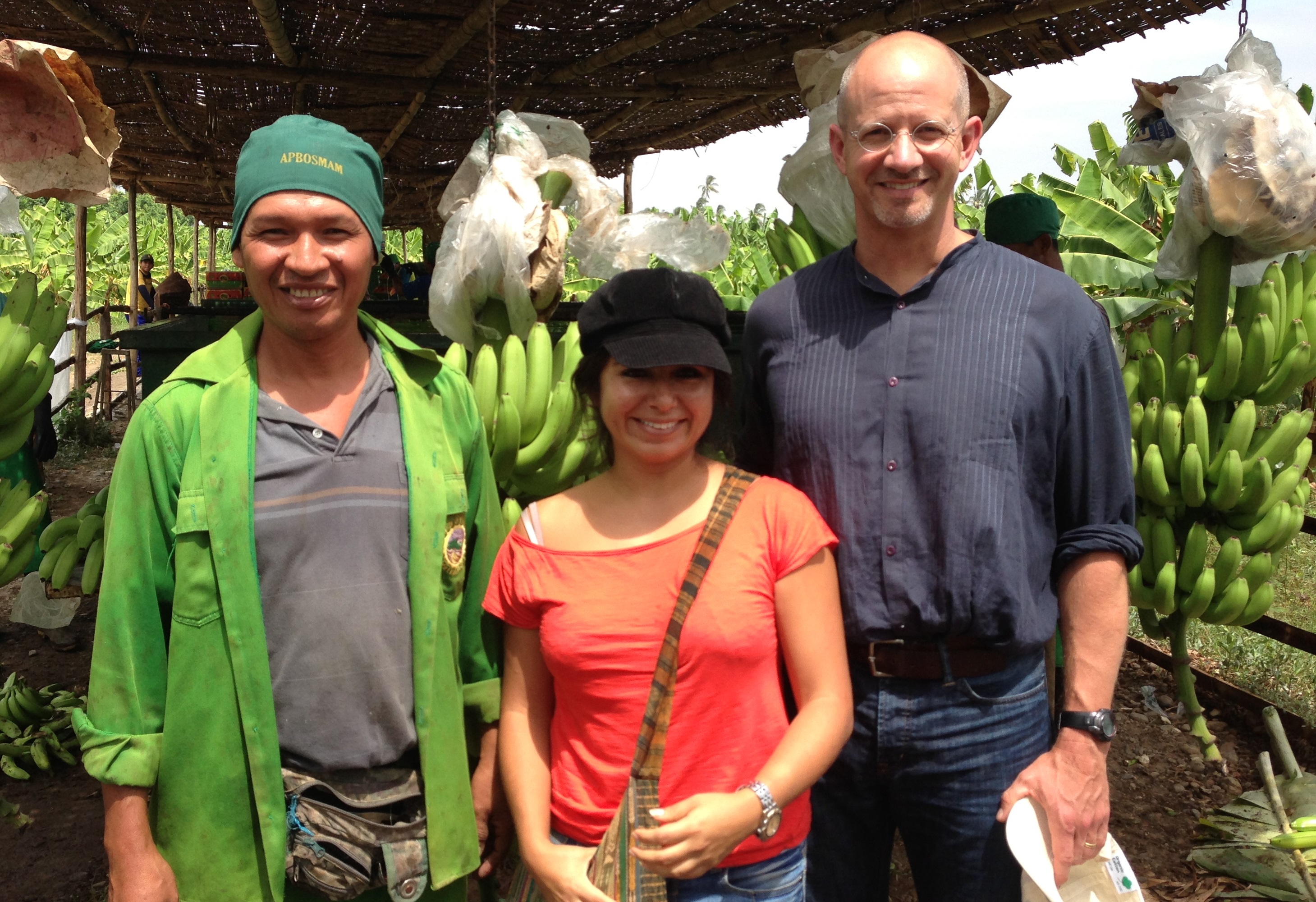 Cecilia Yanez (center) and CEO Willy Foote (right) with Apbosmam banana producer