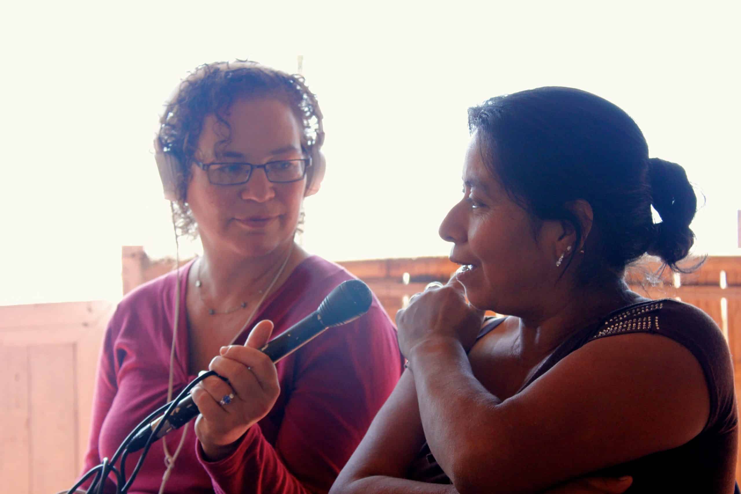 Wesley Weissberg (izquierda) entrevistó a mujeres líderes y productoras que trabajan en la industria del café durante su estancia en Guatemala.