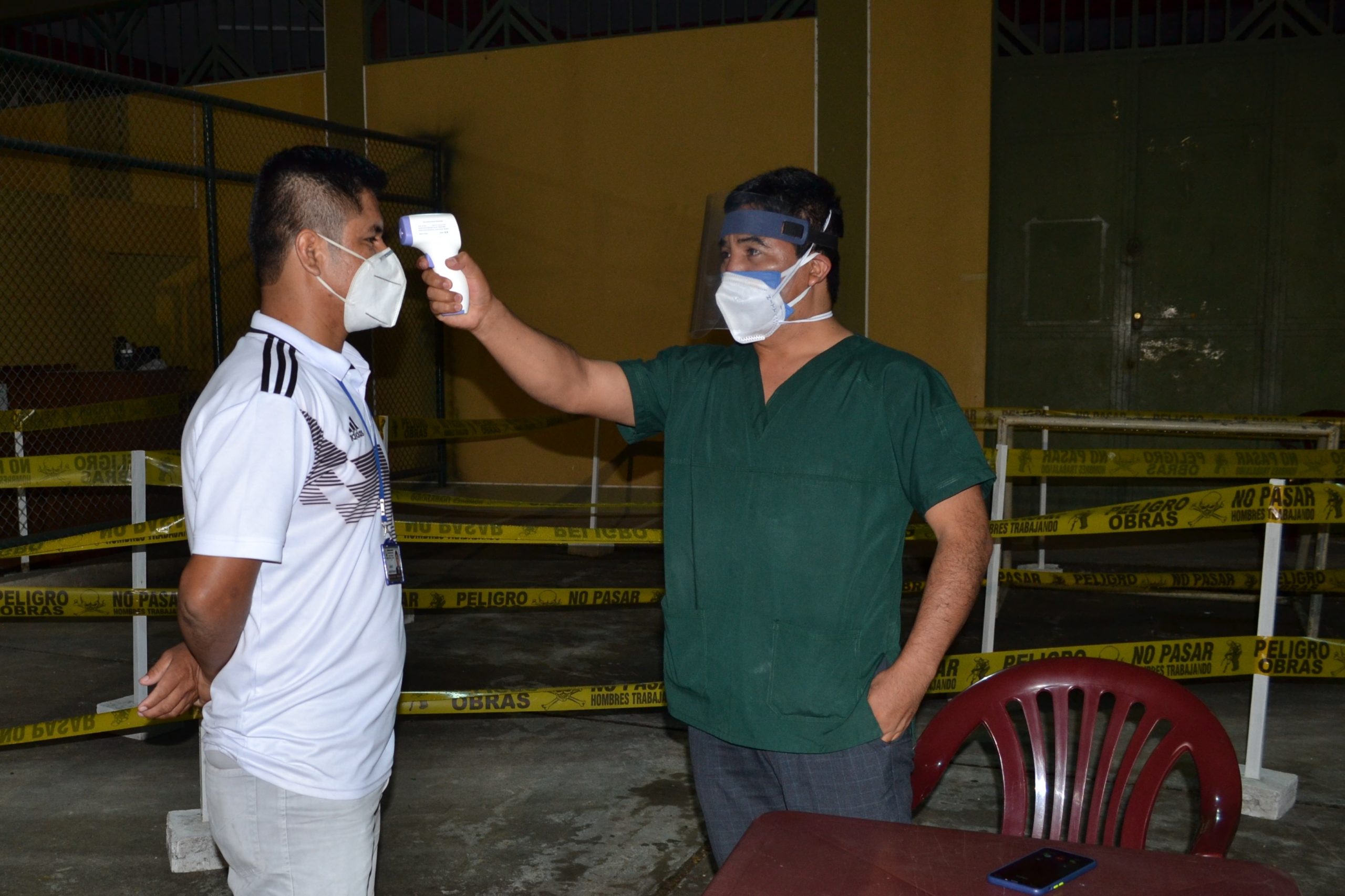 Los controles de temperatura se han convertido en una práctica habitual para los agricultores y empleados de las regiones cafeteras de Perú, con el fin de frenar la propagación del COVID-19.