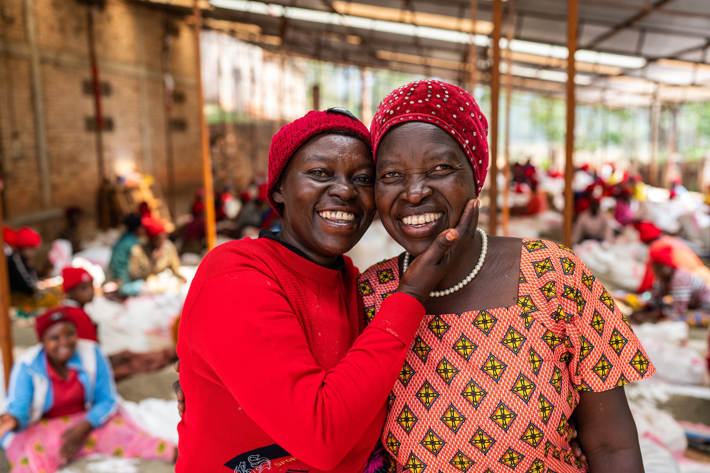 Mujeres miembros de Koperative Abahuzamugambi Ba Kawa (Maraba), una cooperativa de café del distrito de Huye, Ruanda. Crédito de la foto: Adam Finch