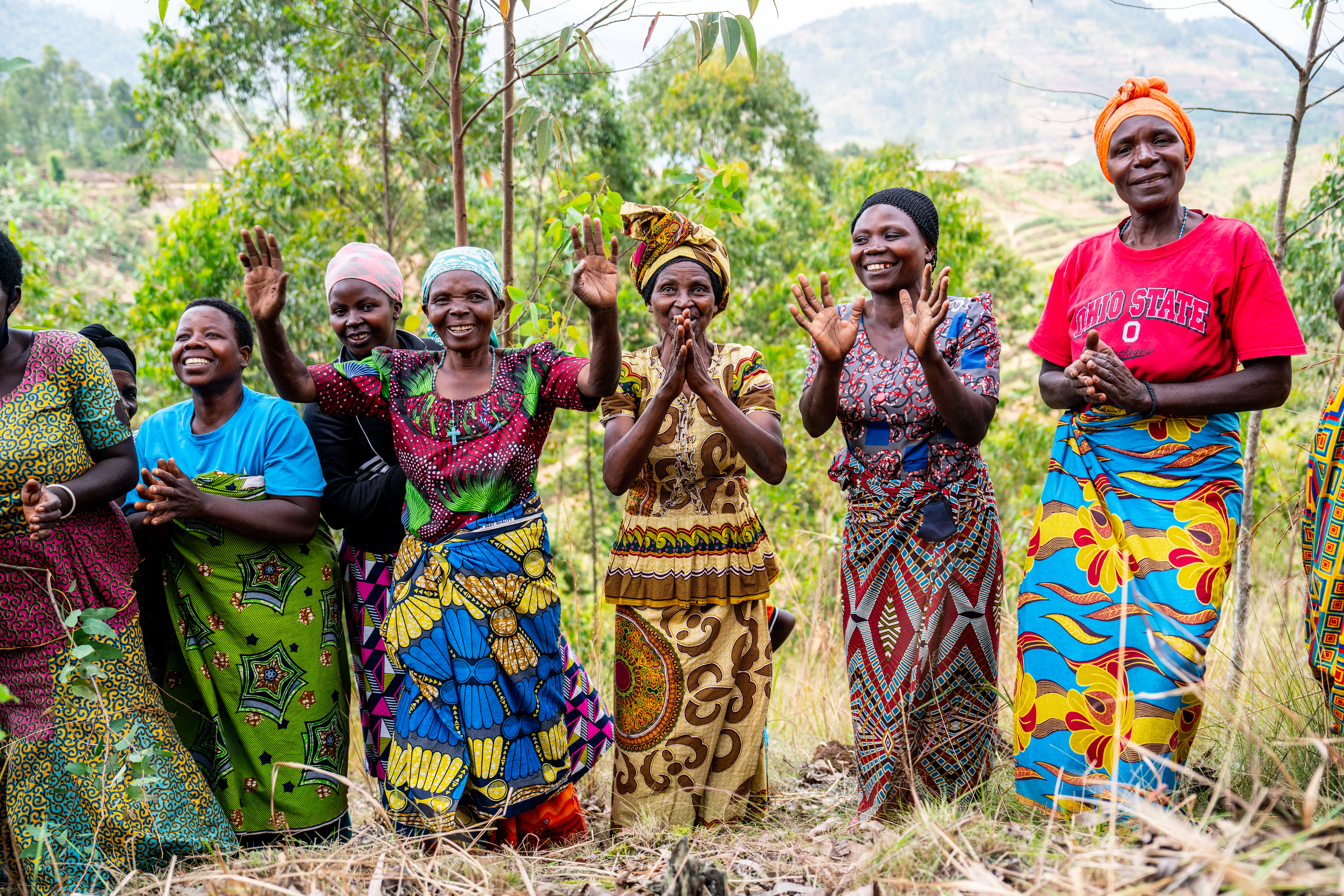 Miembros de la cooperativa cafetera Abakundakawa-Rushashi en las colinas de Gakenke, Ruanda, en 2022. Crédito: Adam Finch/Root Capital.