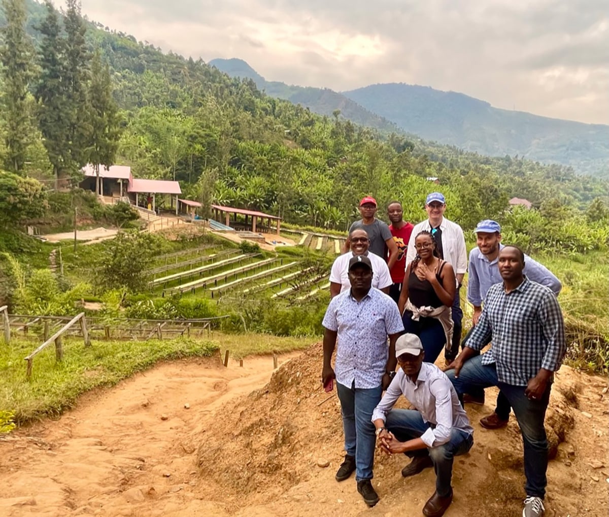 El personal de Root Capital conecta con miembros de la Cooperativa Nyampina en Rusenge, Ruanda.